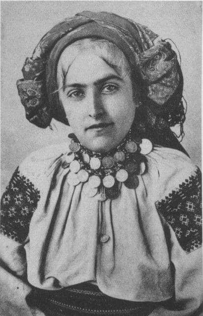 Дивіться, як виглядали українки 100 років тому і порівняйте їх із росіянками (фото)