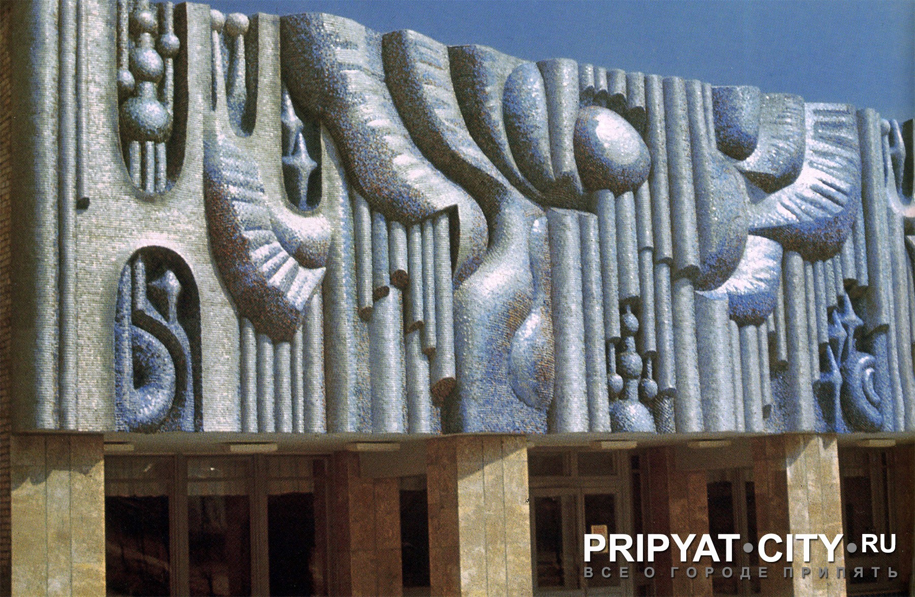 "Місто-мрія": ці фото наймонументальніших споруд Прип'яті зачаровують