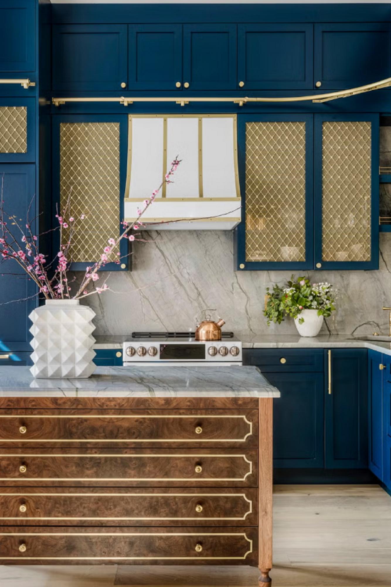 15 ідеальних кольорів фарби для кухонних шаф, які ніколи не виходять з моди