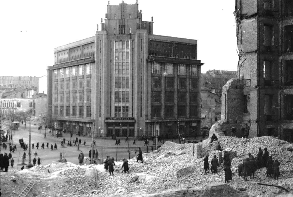 Спливли одні з перших фото напівзруйнованого Києва, зроблені після війни