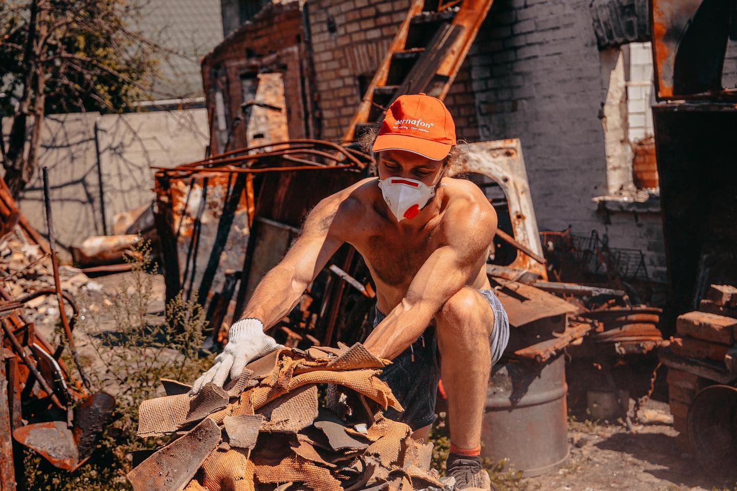 Мандрівники їздять Україною, розбираючи завалені домівки: як живуть і працюють magic-люди