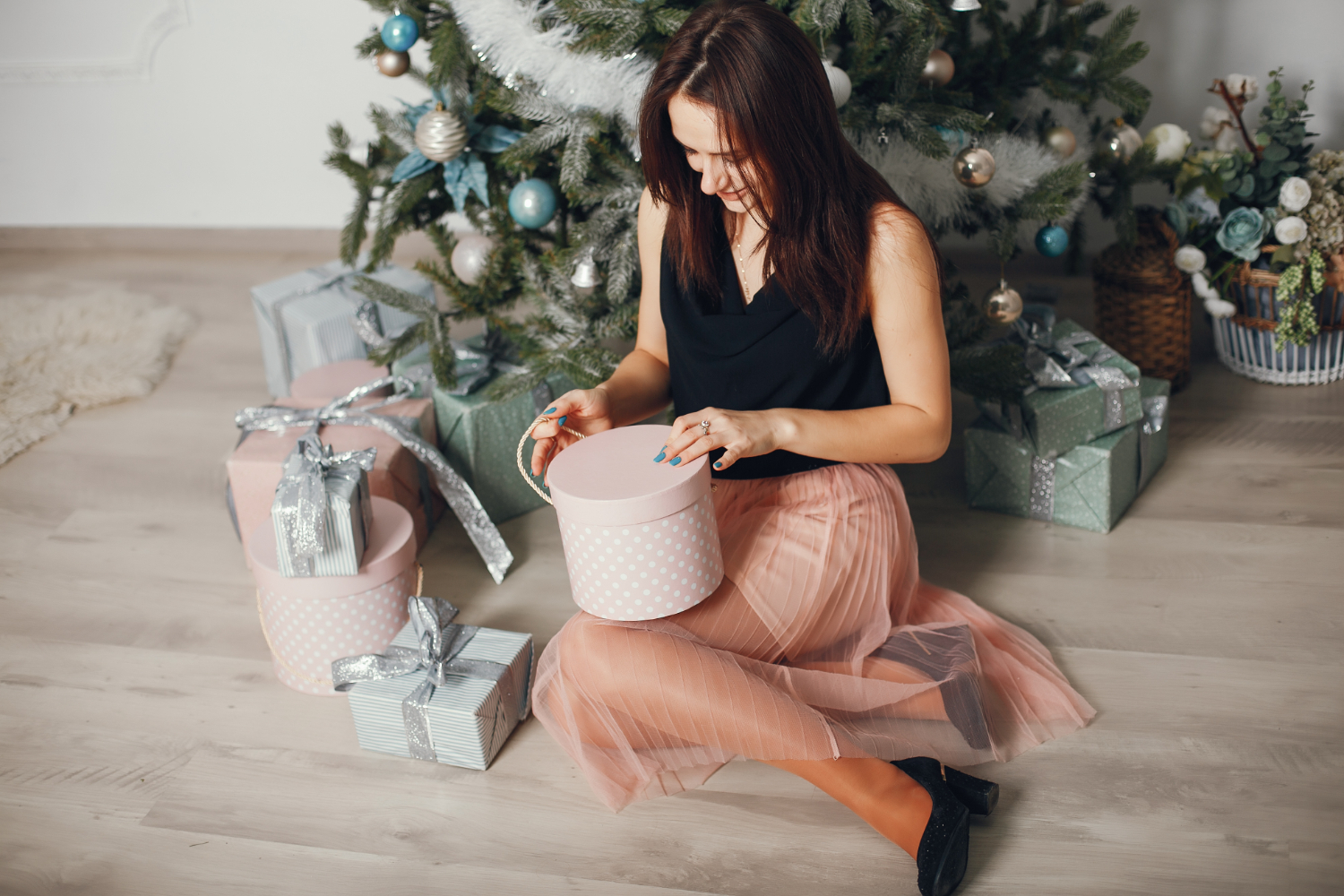 Что положить под елку женщине: топ-16 вариантов