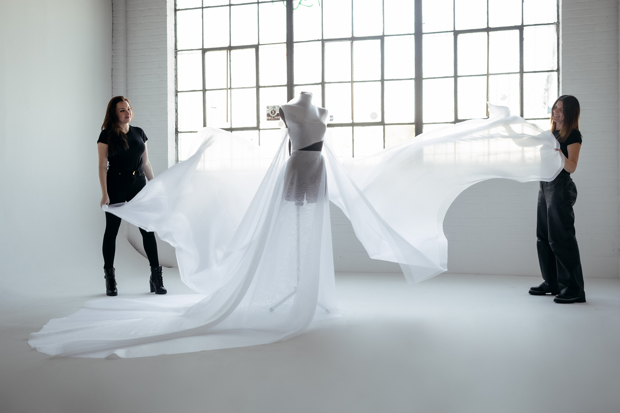 Дизайнери створили сукню з листами любові до українців. Мілла Йовович теж залишила послання