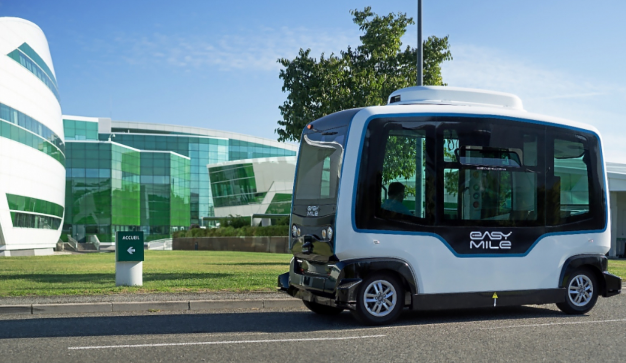 Для смелых: первая страна в Европе выпустила на дороги беспилотный автобус без водителя