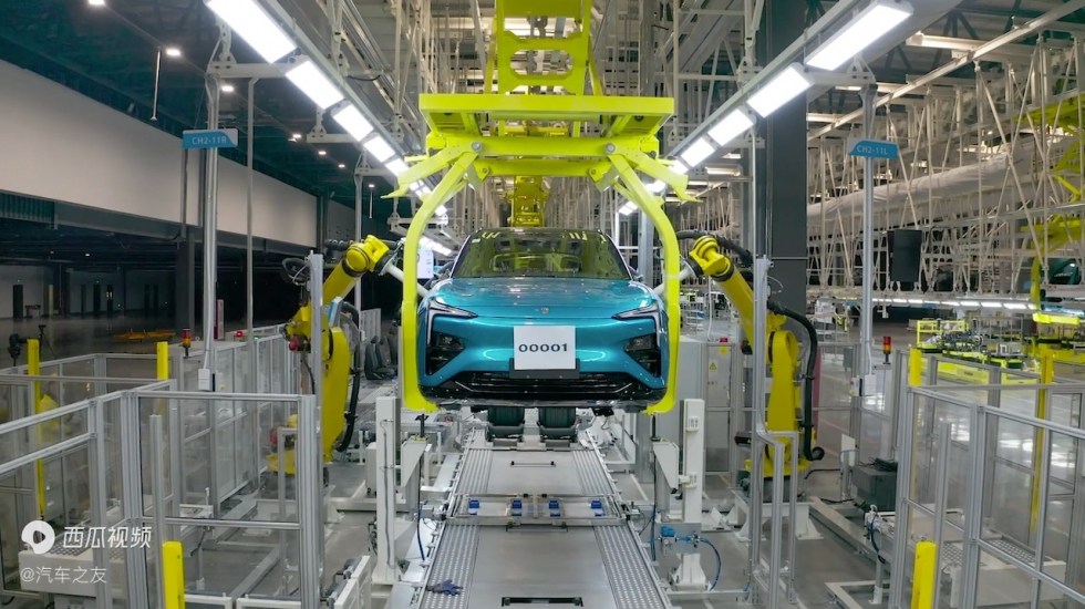 Дефолт не перешкода: забудовник, який зупинив свої будівництва, почав випуск автомобілів