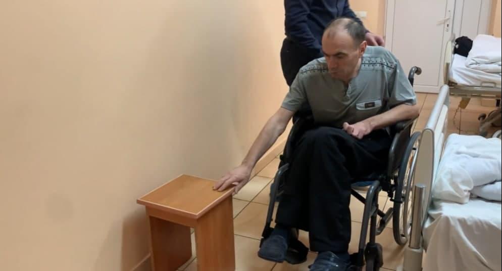 Ноги не разгибались годами: львовские хирурги сделали практически невозможную операцию мужчине