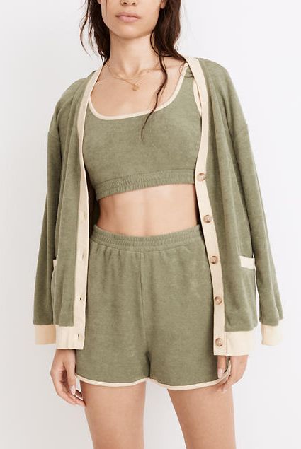 &quot;Пушистая&quot; одежда стала новым трендом лета 2022 года: как носить красиво