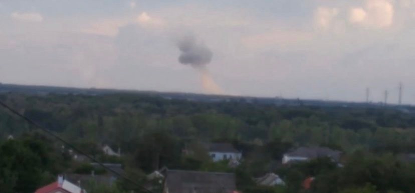 В Новой Каховке взрывы. СМИ сообщают о попадании в базу россиян