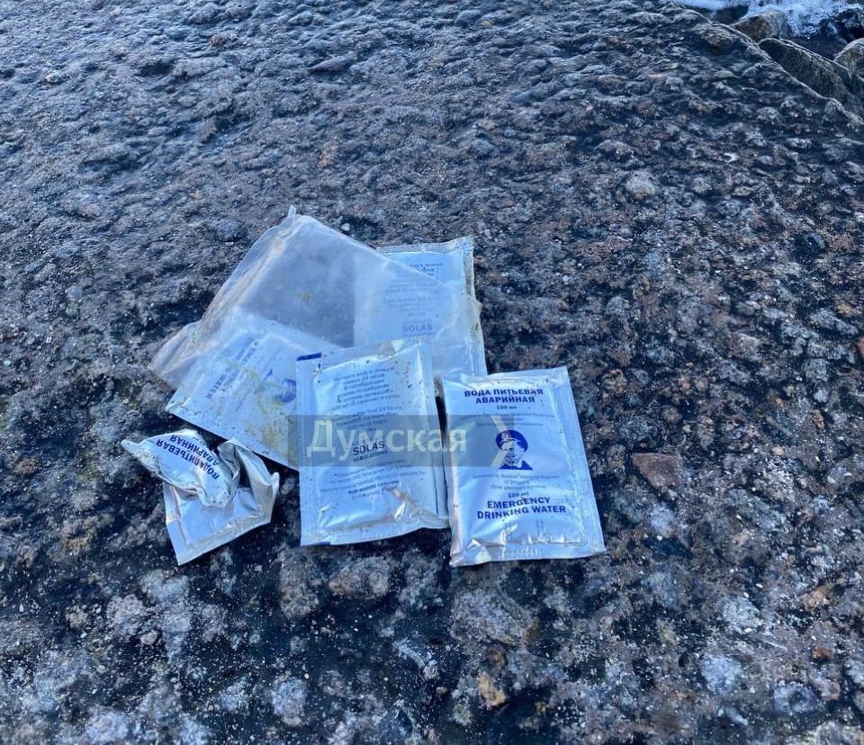 &quot;Вітання з дна&quot;: на пляж Одеси викинуло пакети з крейсера &quot;Москва&quot;