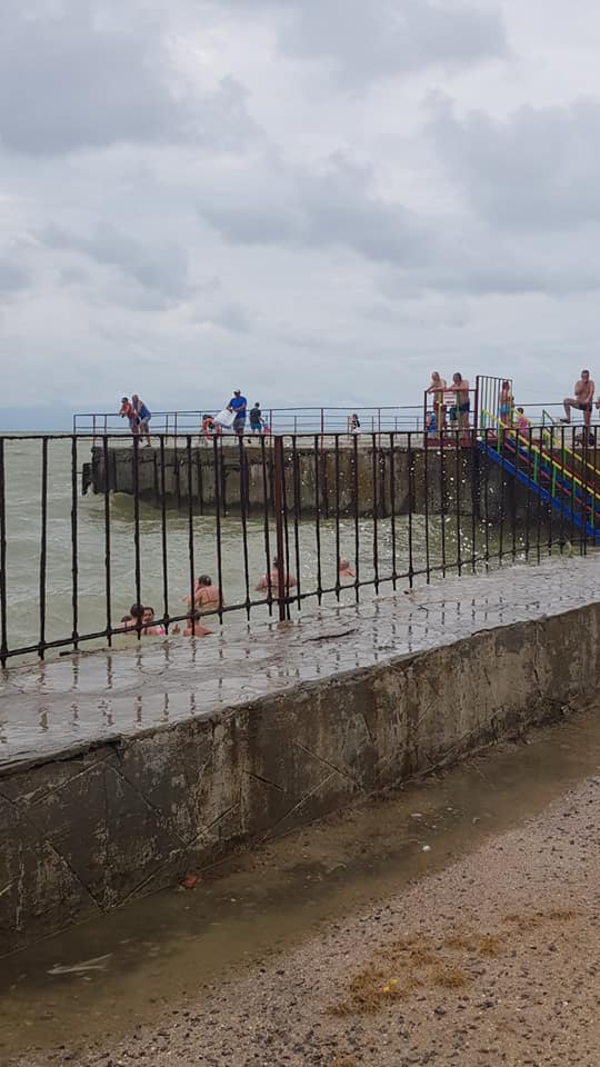 Окупанти зазивають на курорти біля зруйнованого Маріуполя (фото)