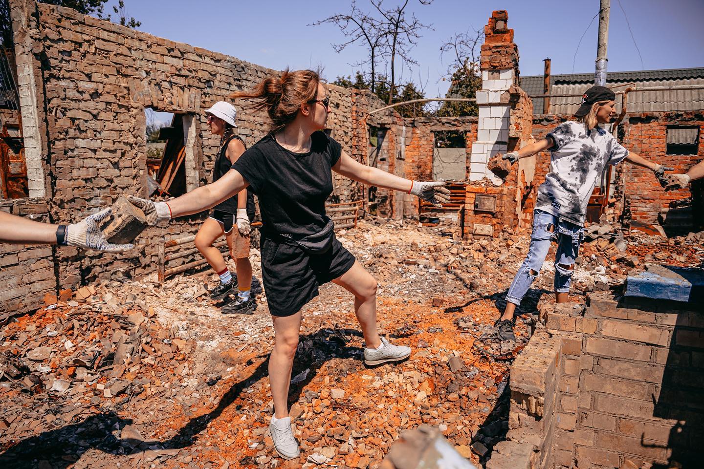 Мандрівники їздять Україною, розбираючи завалені домівки: як живуть і працюють magic-люди