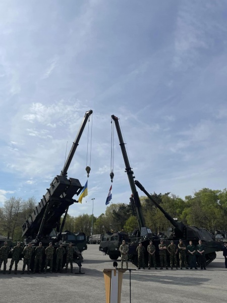 Президенту Володимиру Зеленькому, під час його візиту до Нідерландів, показали військову техніку, яку буде передано українським військовим.