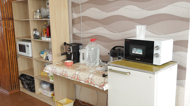 "Куда придут россияне, жить не останусь". Как переселенцы спасаются от войны в шелтерах