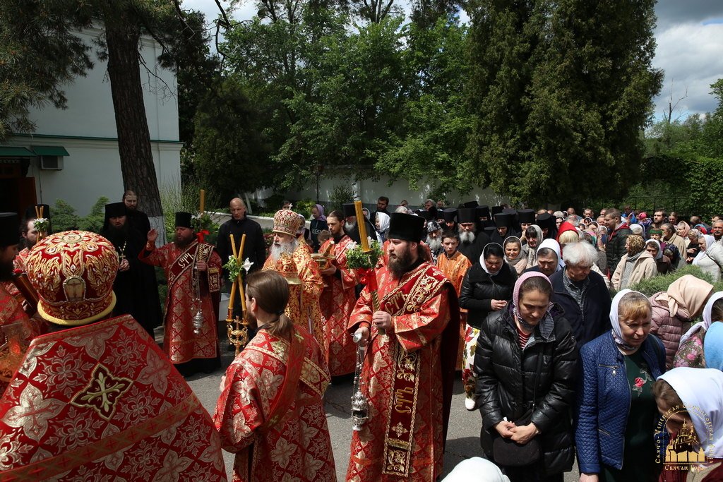 Хресна хода і молитви "за всіх нас грішних": яким було останнє богослужіння у Святогірській лаврі