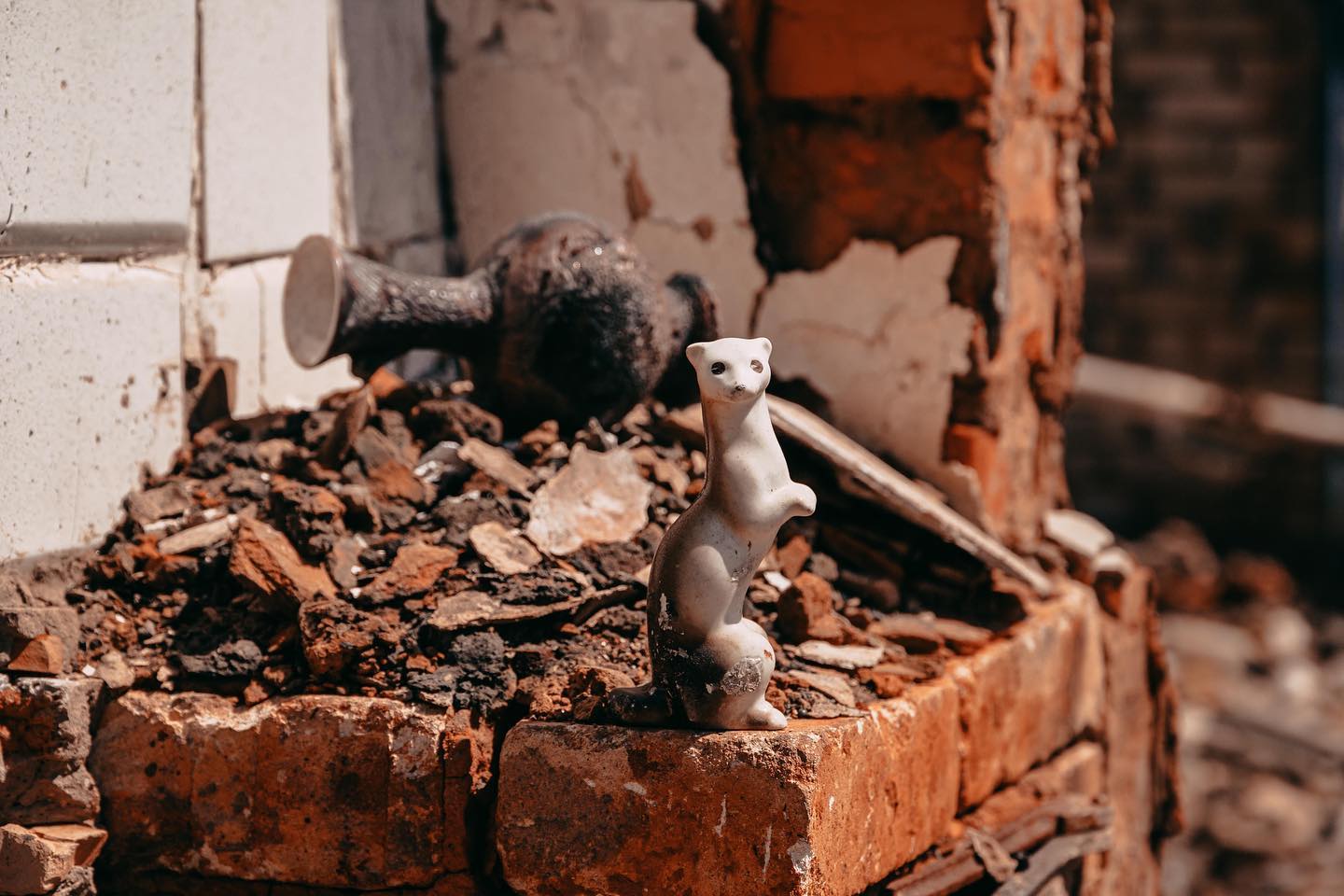 Мандрівники їздять Україною, розбираючи завалені домівки: як живуть і працюють magic-люди