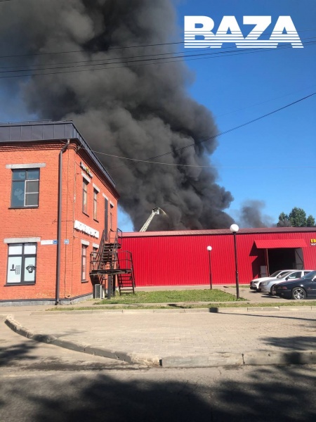 Large-scale fire in workshop with threat of gas cylinder explosions in Khimki, Russia: Footage