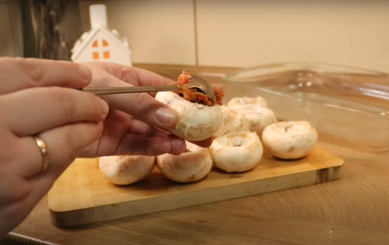 Фаршированные шампиньоны с сыром: невероятное блюдо с простыми ингредиентами