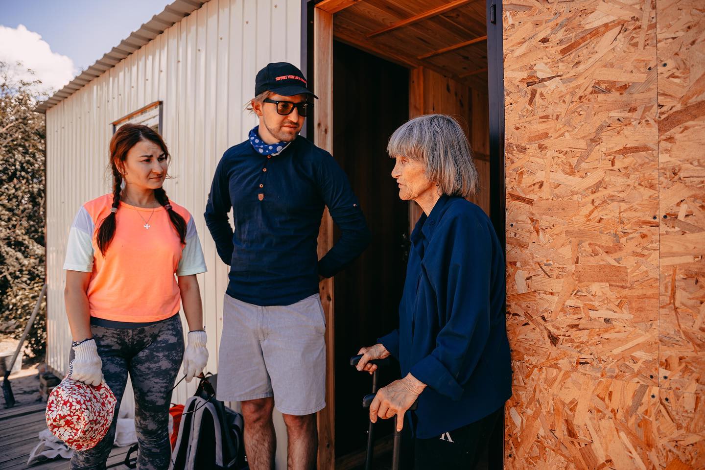 Мандрівники їздять Україною, розбираючи завалені домівки: як живуть і працюють magic-люди