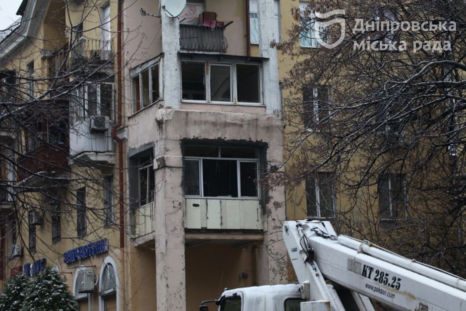 У Дніпрі комунальники продовжують ліквідовувати наслідки ракетного удару 