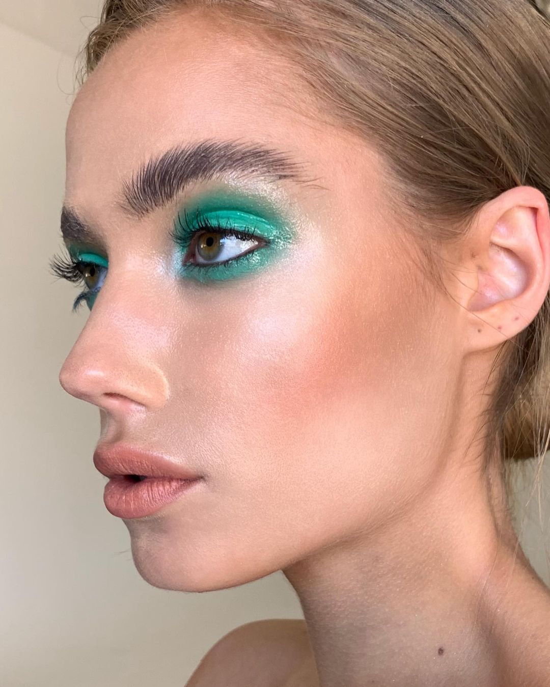 Кольорова туш, блакитні тіні та матові губи. Модний макіяж літа-2024, який варто спробувати