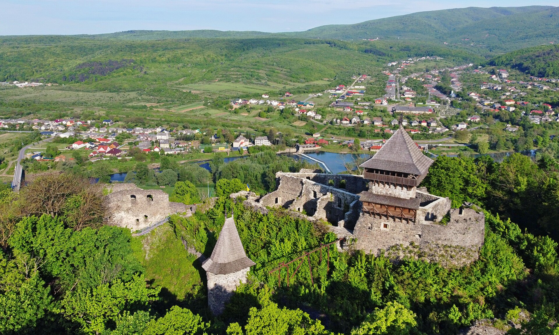 Вікна-бійниці і метрові стіни: 10 замків в Україні, де можна переночувати