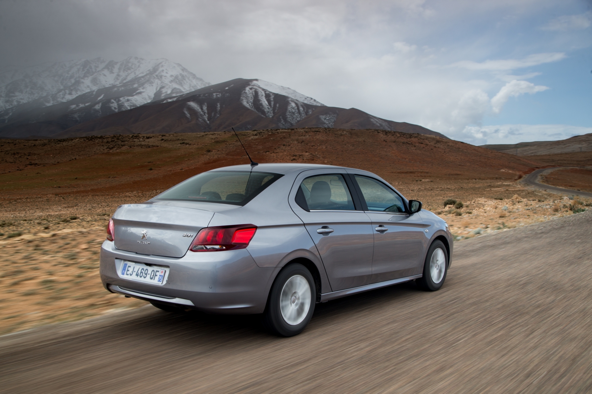 Как выбрать бюджетный седан с пробегом: Renault Logan против Peugeot 301