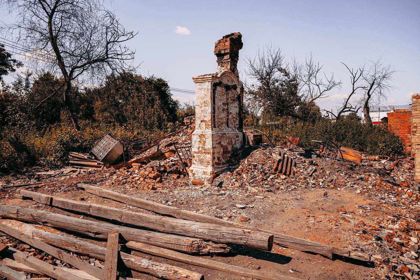 Мандрівники їздять Україною, розбираючи завалені домівки: як живуть і працюють magic-люди