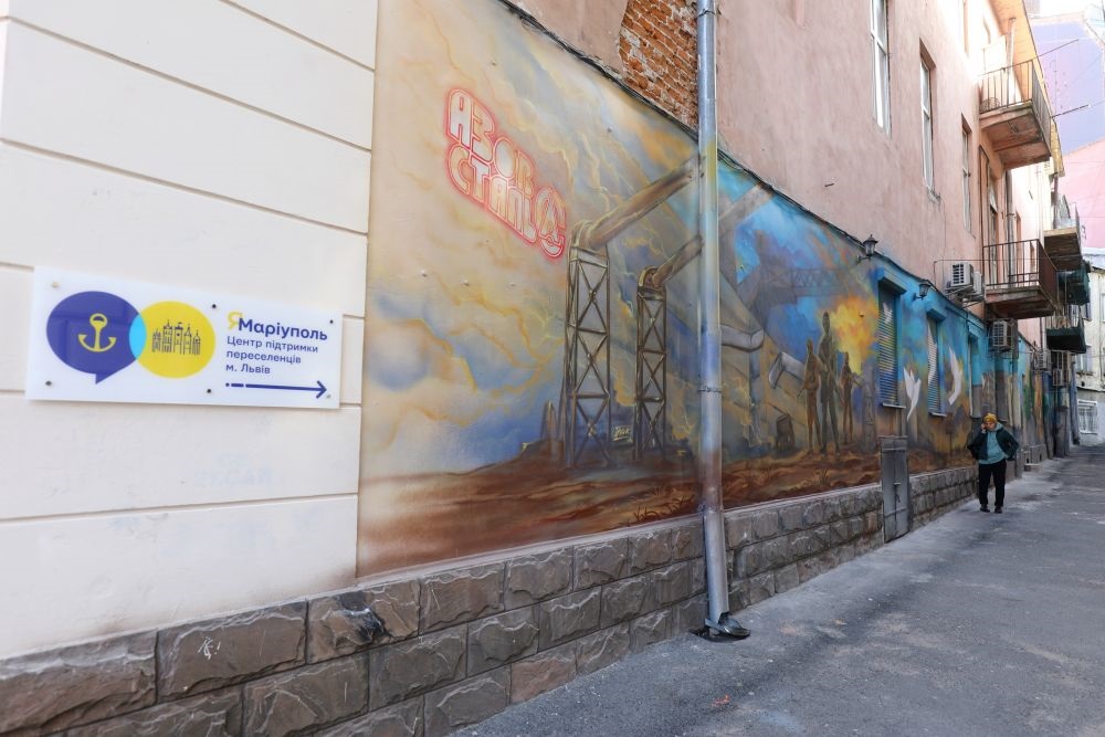 &quot;Дорога додому&quot;: у Львові з'явився 30-метровий мурал про місто-герой Маріуполь (фото)