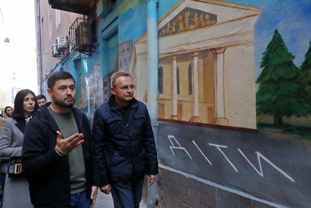 &quot;Дорога додому&quot;: у Львові з'явився 30-метровий мурал про місто-герой Маріуполь (фото)