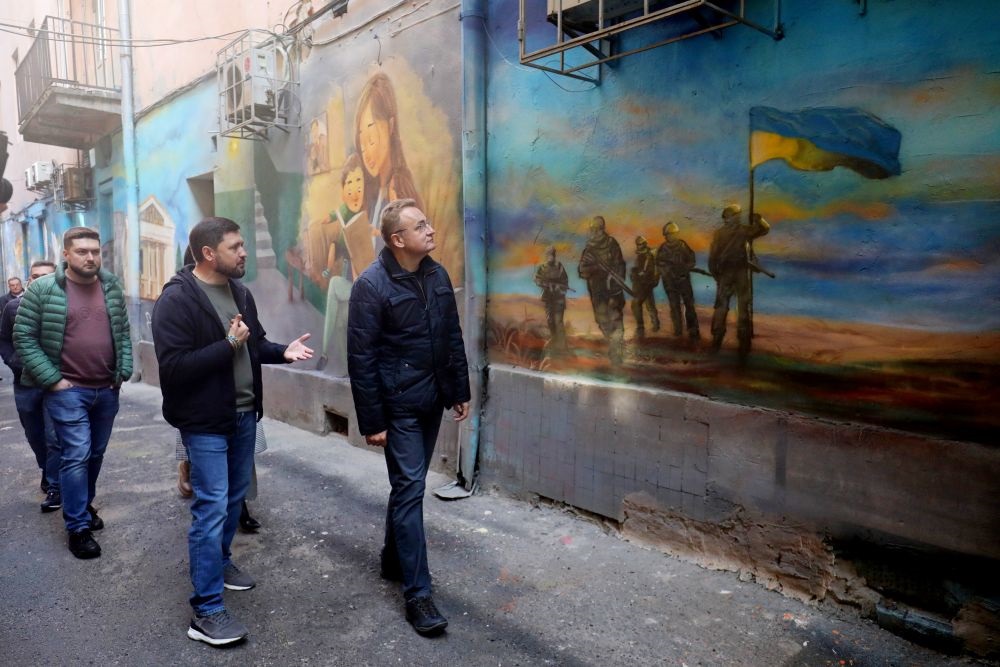 &quot;Дорога додому&quot;: у Львові з'явився 30-метровий мурал про місто-герой Маріуполь (фото)