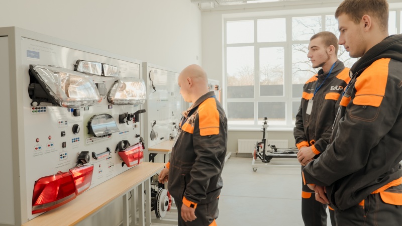 Работа, которую не заменит AI: почему компании "охотятся" на квалифицированных строителей