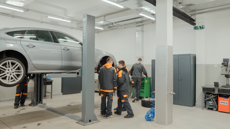 Работа, которую не заменит AI: почему компании "охотятся" на квалифицированных строителей