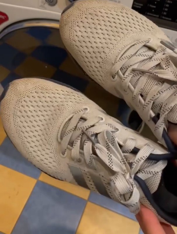 Як прати кросівки в пральній машині, щоб вони не псувалися: інструкція