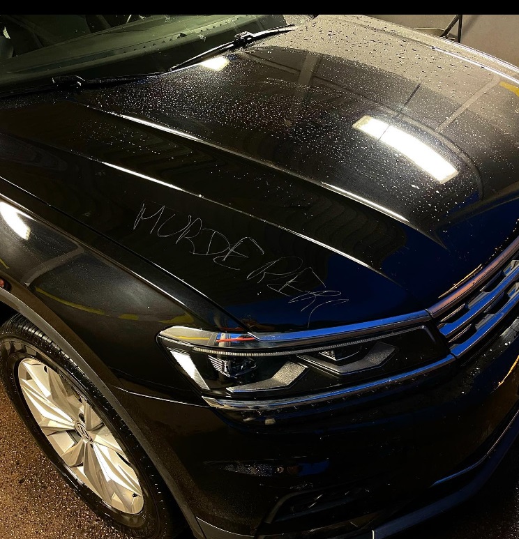 В Европе проучили россиянку и сделали страшную надпись на ее машине: что там нацарапали