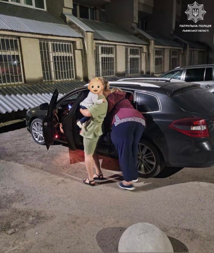 У Львові патрульні у час пік допомогли батькам доправити маленького хлопчика до лікарні (фото)