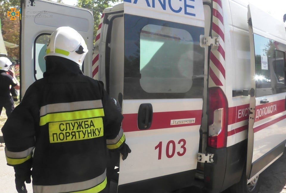 Народився у сорочці: у Херсоні чоловік дивом вижив після падіння на нього бетонної плити (відео)