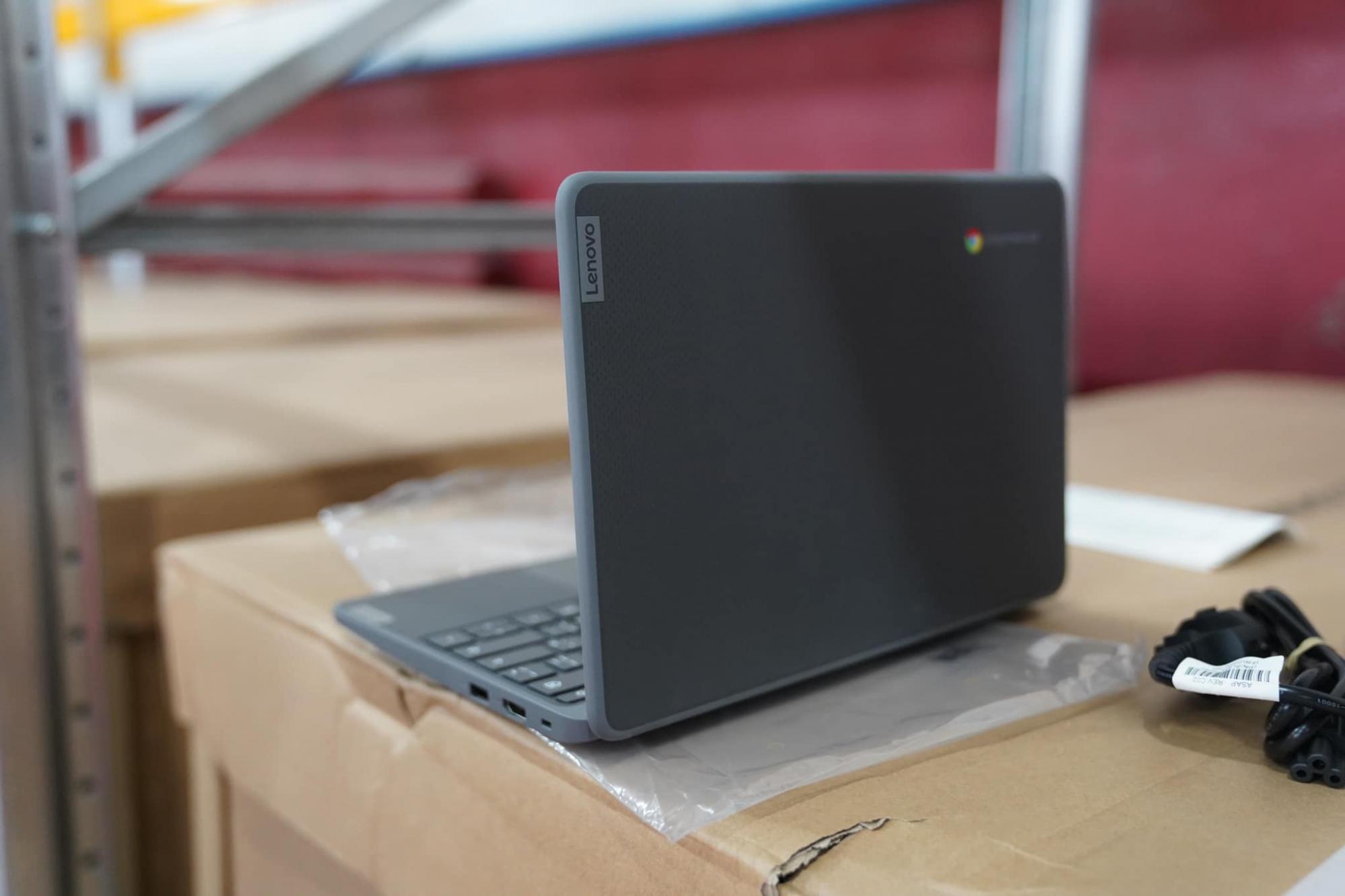 Оксен Лісовий показав, які комп’ютери отримають українські школярі