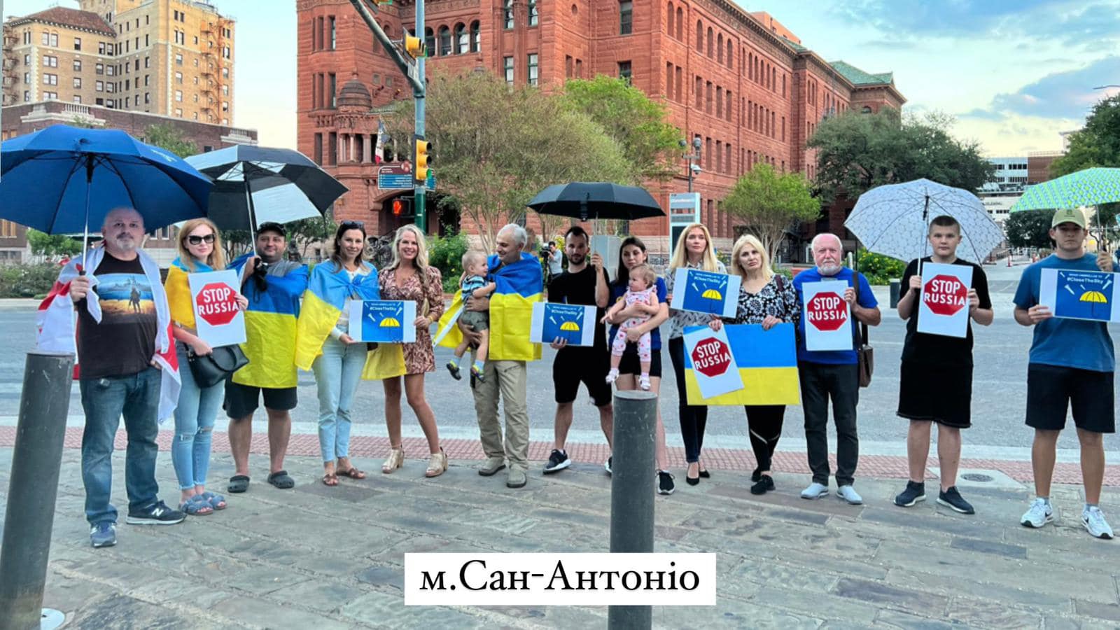 Ракетний терор РФ вивів на мітинги на підтримку України тисячі людей у різних країнах: фото і відео