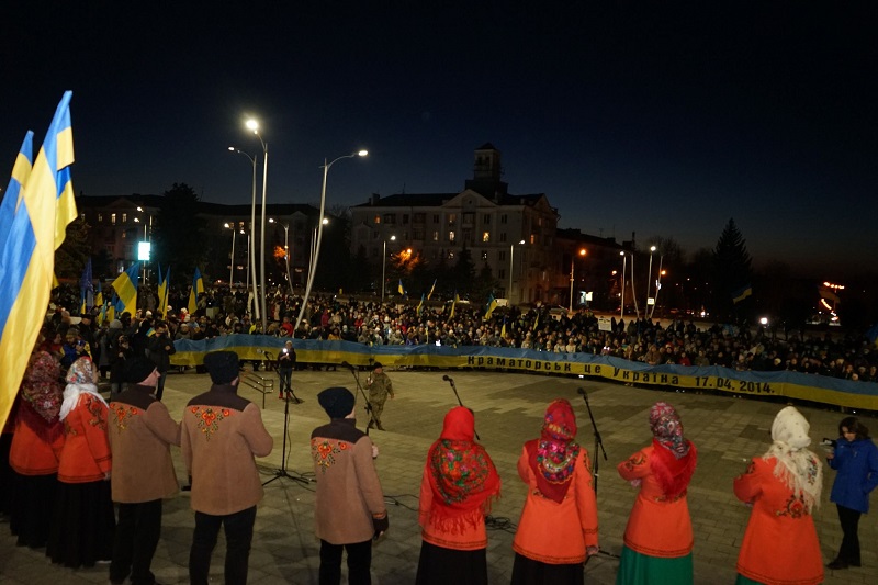 Жителі Краматорська масово вийшли на мітинг за Україну: з прапорами, гаслами і гімном (відео, фото)