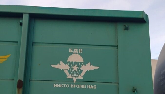 Литовские пограничники не пропустили в страну вагоны с российской военной символикой. 