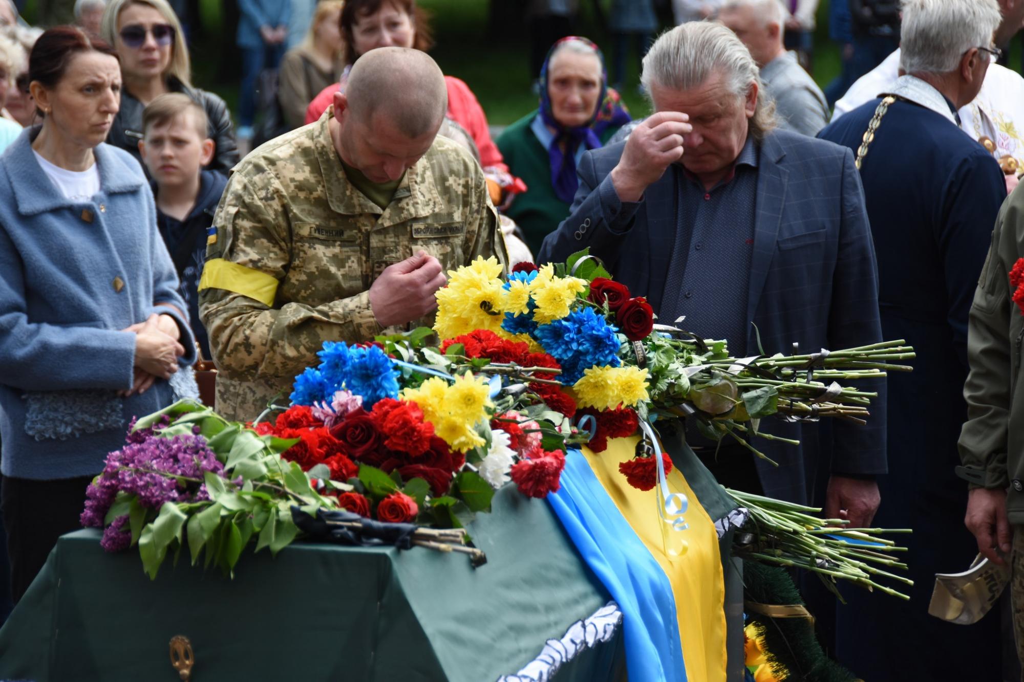 Наблизили перемогу України своїми життями: у Шостці в останню путь провели воїнів-героїв