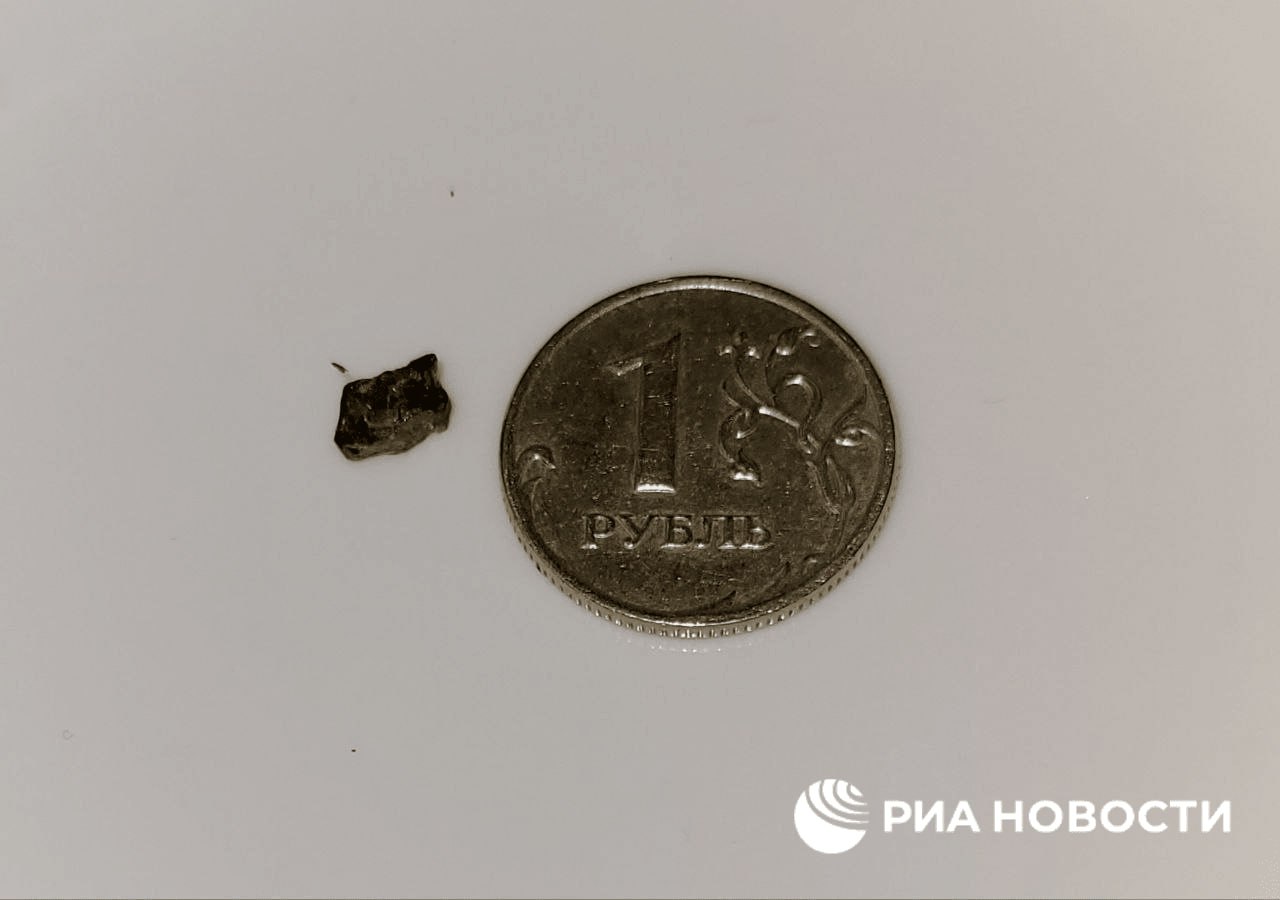 "Винен Макрон". Рогозін хоче надіслати лідеру Франції уламок, витягнутий з його спини