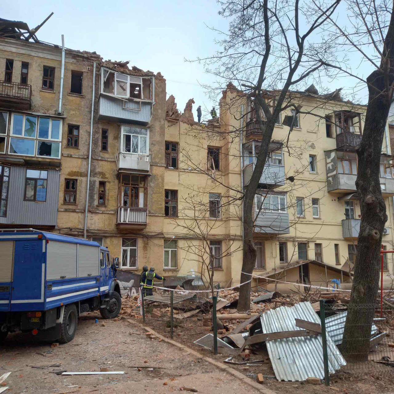 Нічний ракетний удар по будинку у Харкові: фото наслідків