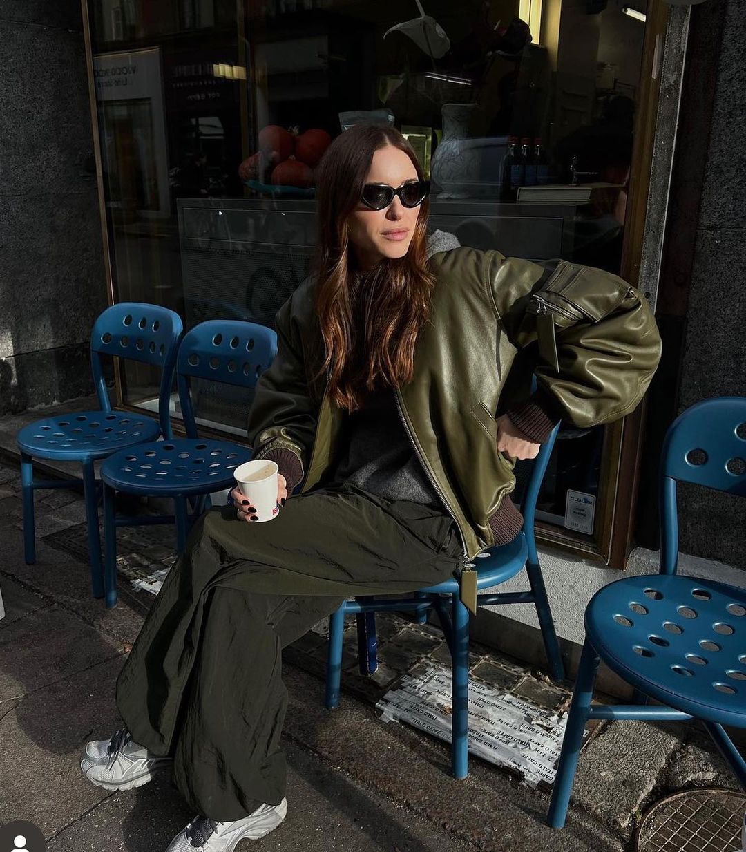 Як носити шкіряні речі навесні 2023, щоб виглядати мегастильно: фотопідбірка