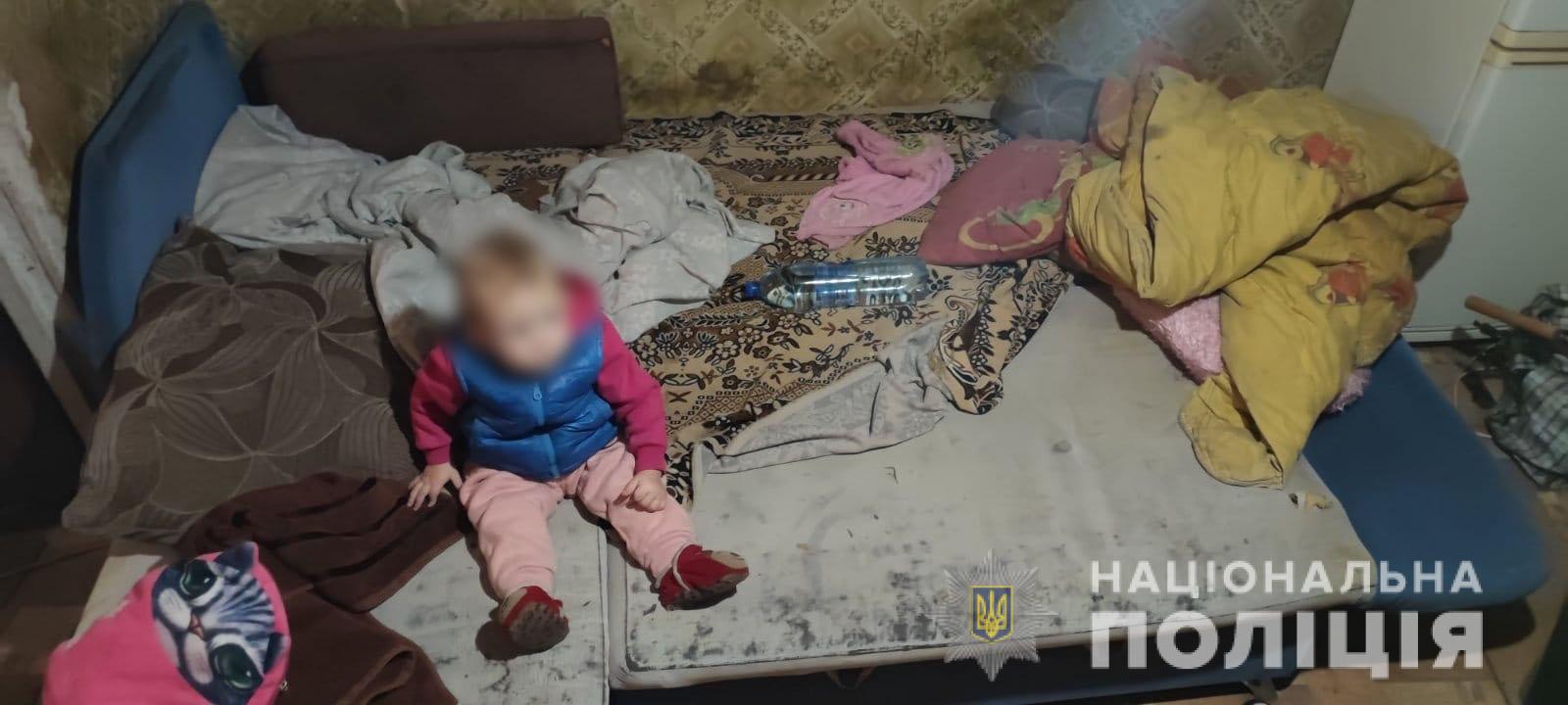 В запрещенном месте перебегала дорогу и упала на тротуаре: в Харькове у горе-матери забрали ребенка