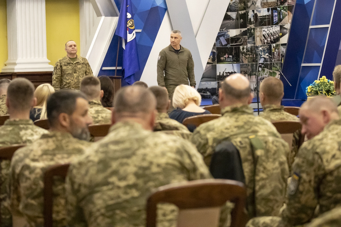 Кличко вручив медалі бійцям 242 батальйону ТрО Києва