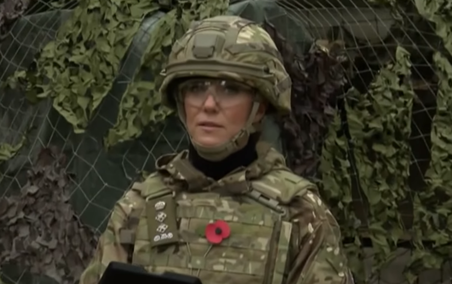 Кейт Міддлтон у камуфляжі "осідла" броньовик Jackal-2 і навчилася керувати дроном (відео)