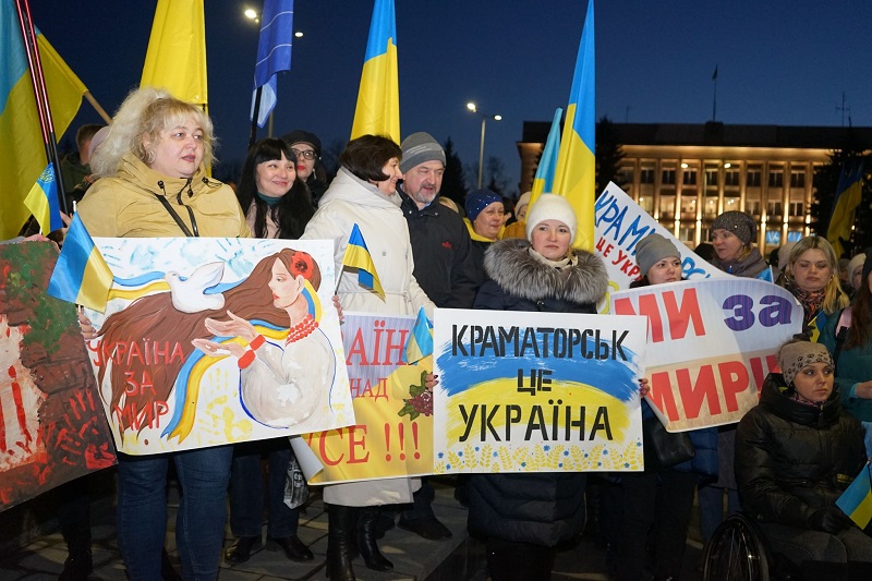 Жителі Краматорська масово вийшли на мітинг за Україну: з прапорами, гаслами і гімном (відео, фото)