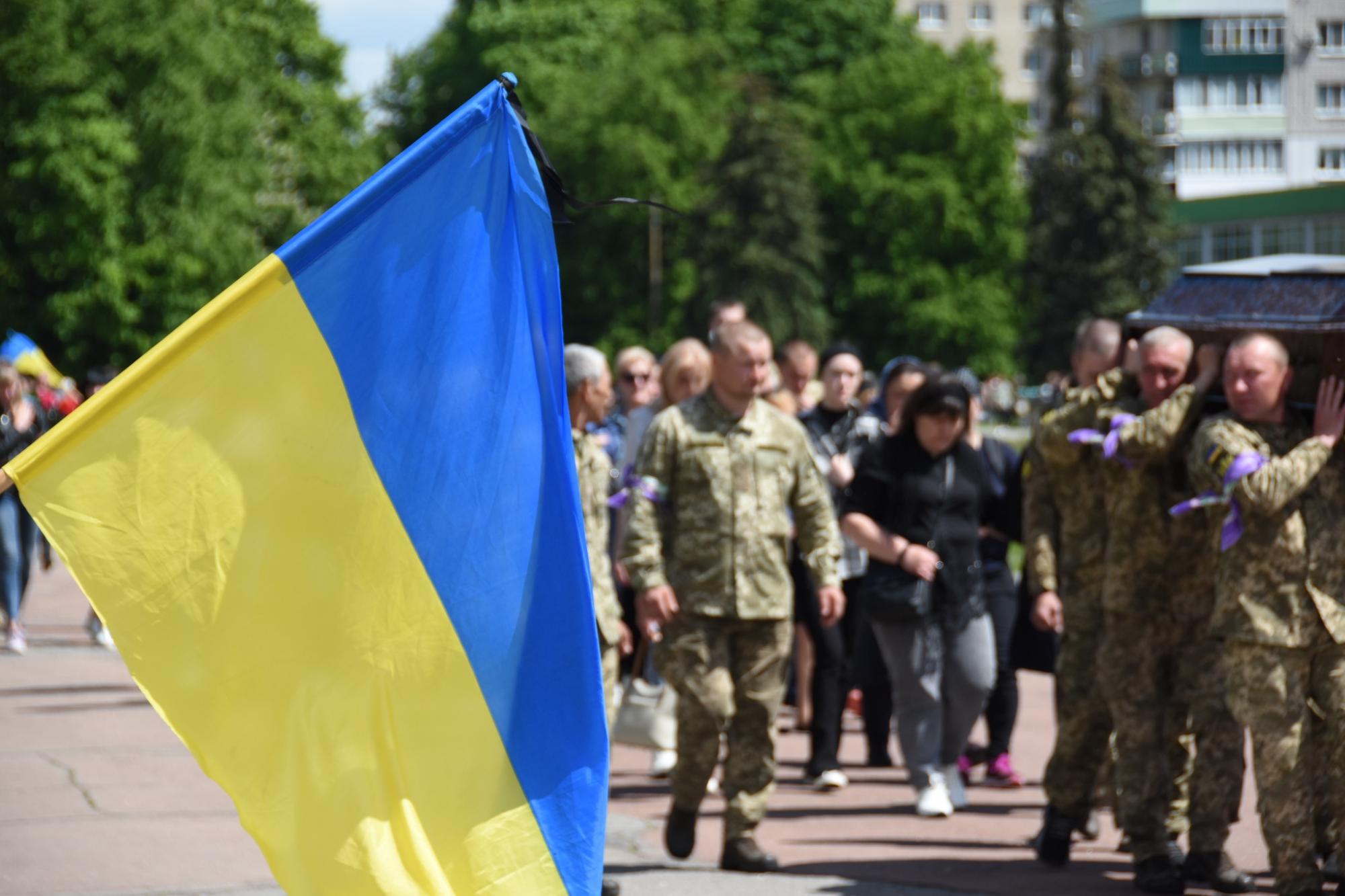Наблизили перемогу України своїми життями: у Шостці в останню путь провели воїнів-героїв
