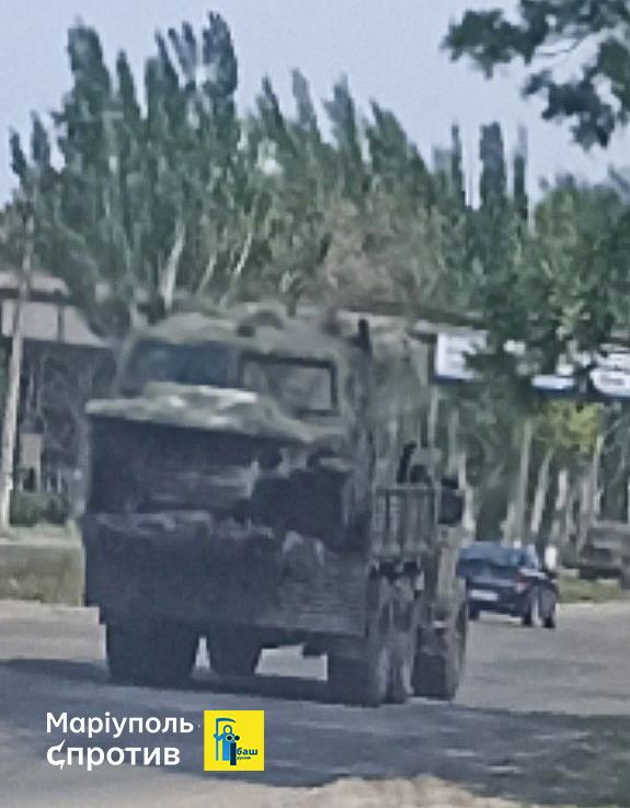 После взрывов в Мариуполе оккупанты перемещают технику в Новоазовск, - мэрия